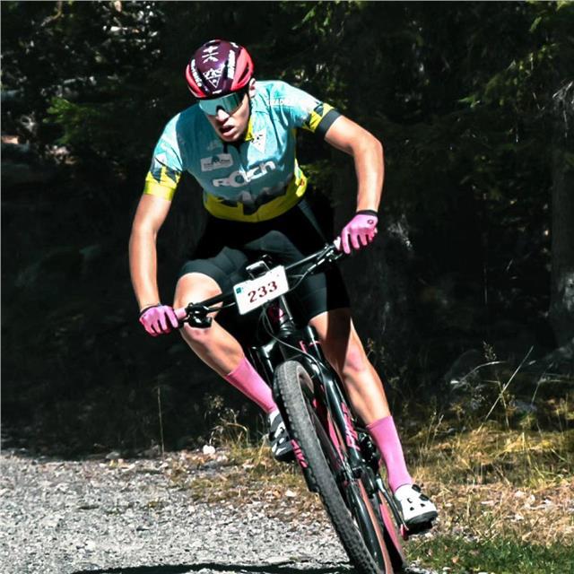 💥 @alexy.dejour in action! 💥 Check out our new KJARR sunglasses, designed for athletes who demand the best in both style and performance. 😎 Made from eco-friendly materials like bio-acetate and equipped with polarized lenses, KJARR offers protection and support for all your adventures, even the most extreme ones. 🌿🌞 #ridewithstyle #kjarr #mundakaoptic #ecofriendly #sportoptic #performanceoptics #outdooradventures #mtblife